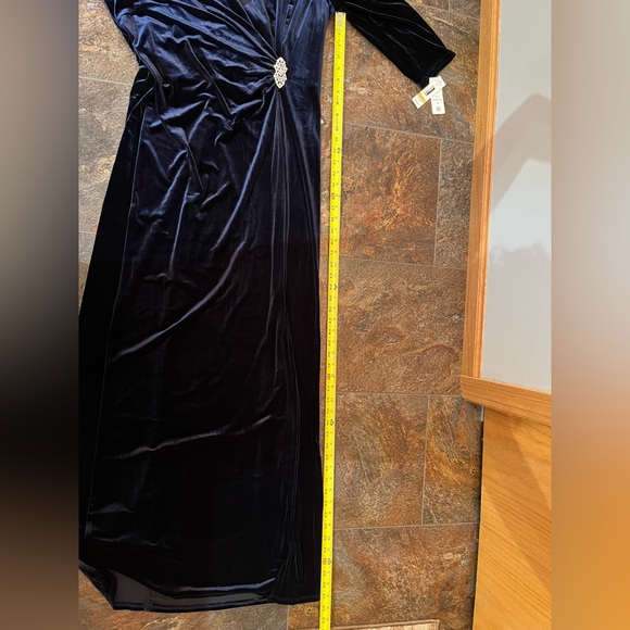 New R&M Richards blue long velvet V neck ruched poly/spandex dress. Size 14 - Picture 12 of 16